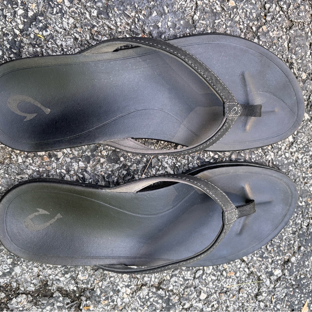 Women’s size 10, OluKai Black Minimalist Sandals with arch support